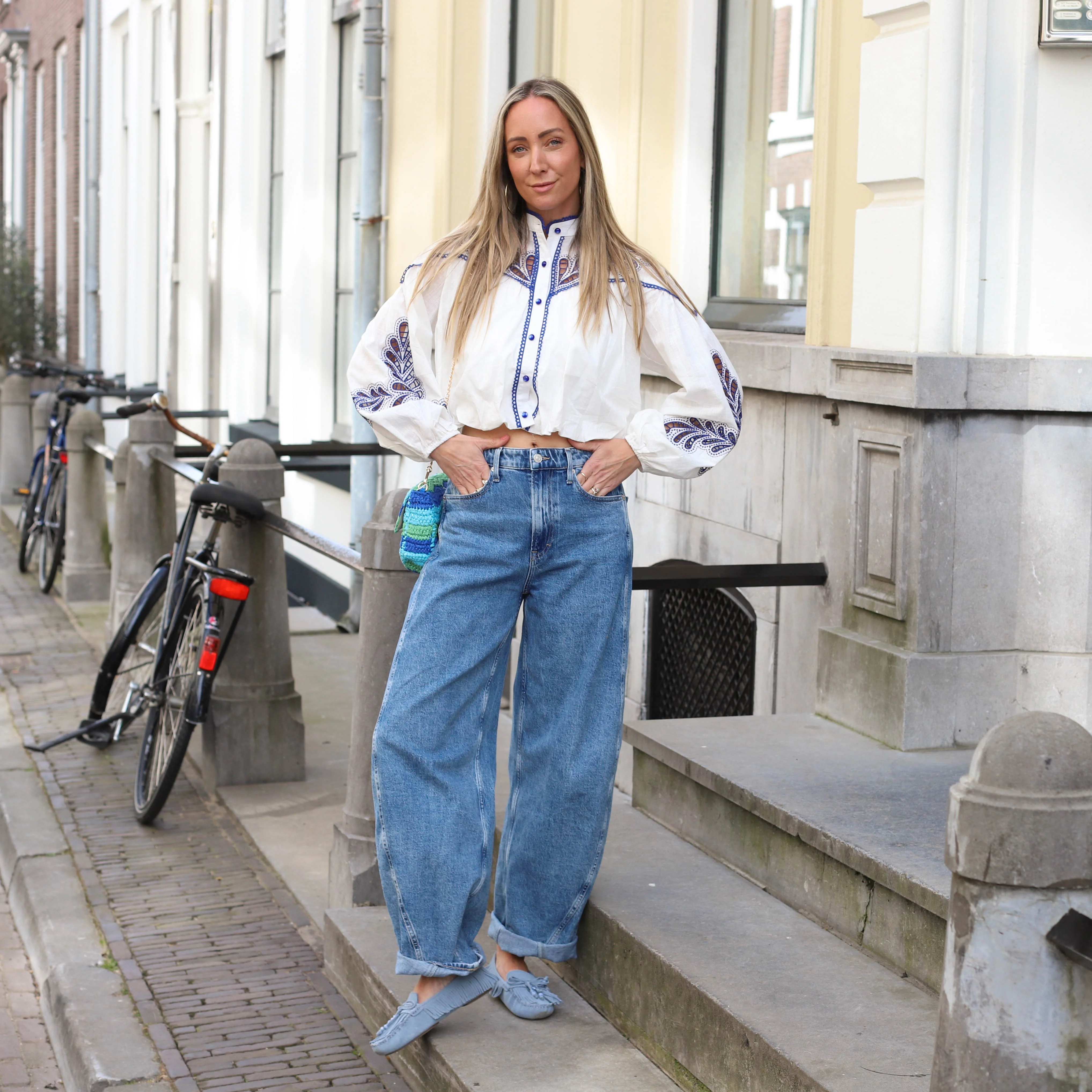 Cropped Broderie blouse wit blauw - Image 3